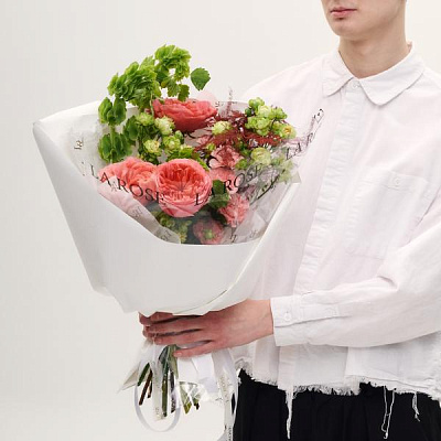 Сборный букет с розовыми розами и молюцеллой 